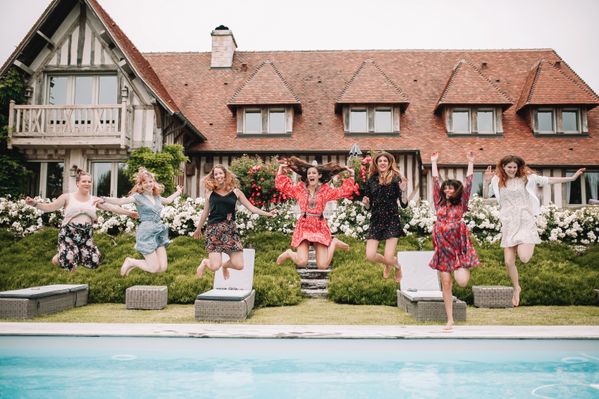 villa normande avec piscine avec en premier plan des filles qui sautent