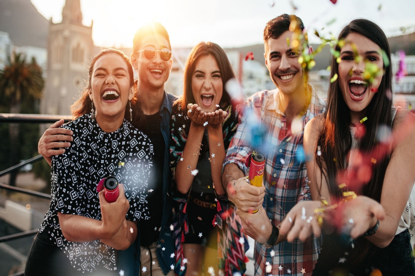 groupe damis qui fait la fete sur un toit groupe damis qui fait la fete sur un toit