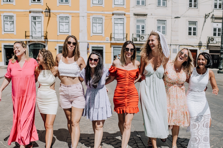 femmes qui marchent dans les rues de lisbonne femmes qui marchent dans les rues de lisbonne
