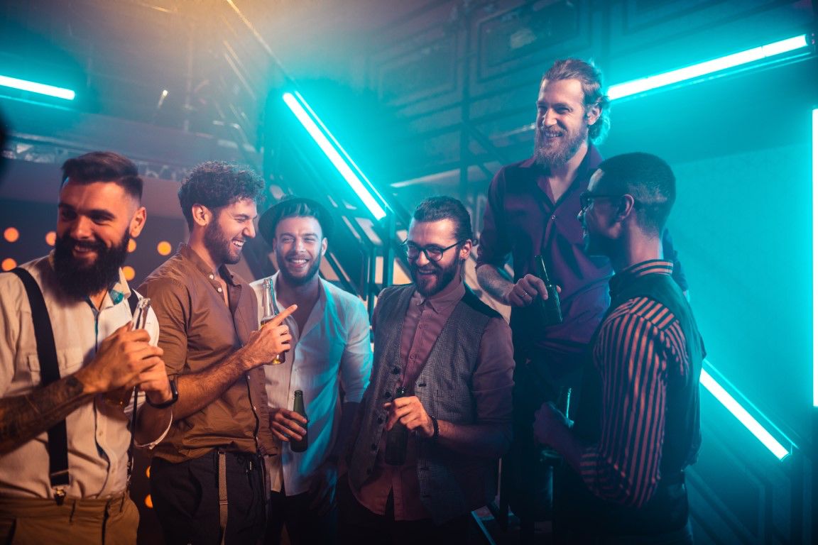 garçons en discotheque à deauville pour un week-end evg